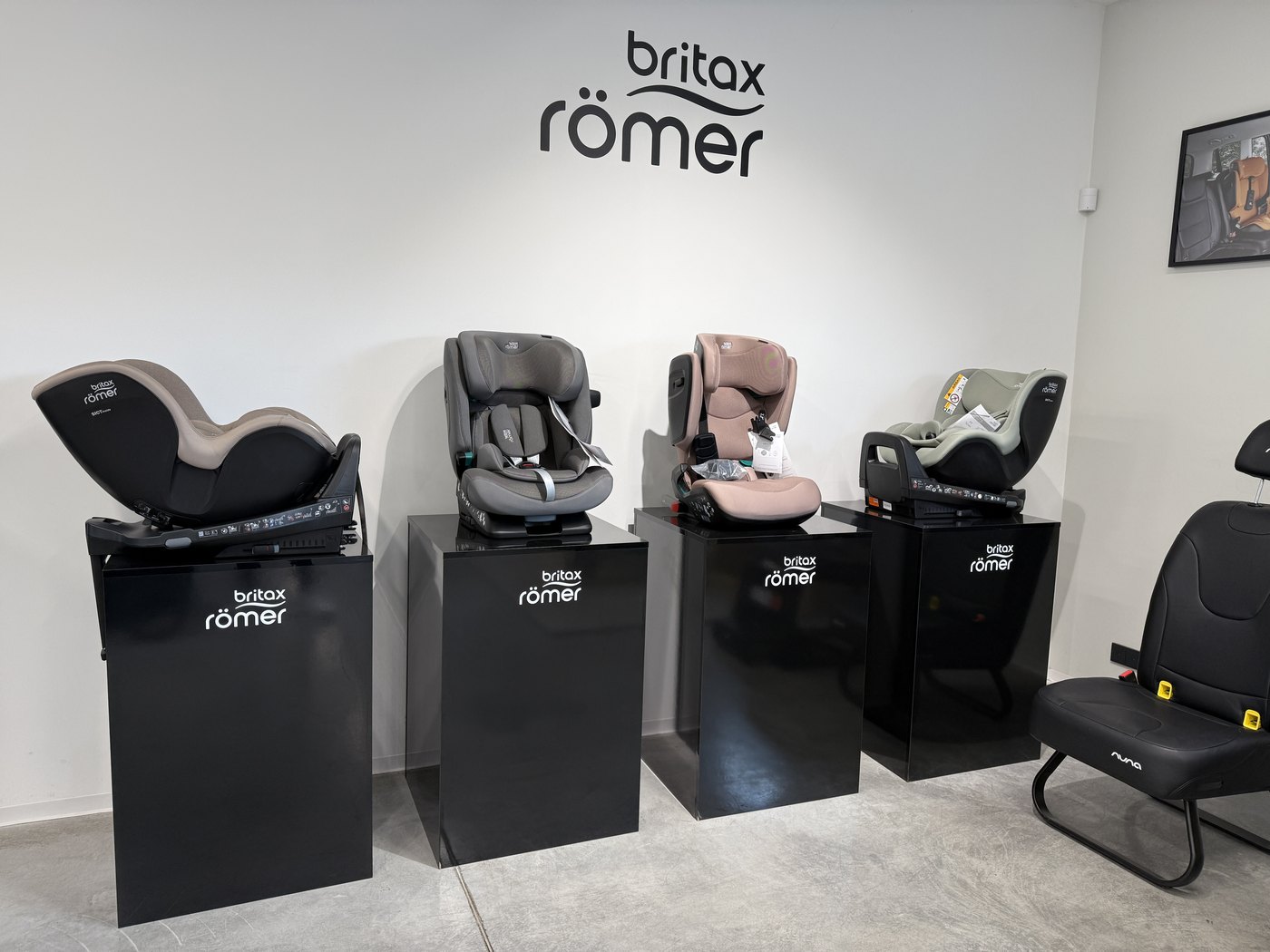 Autosedačky Britax Römer vystavené na podstavcích v prodejně BÍBÍK