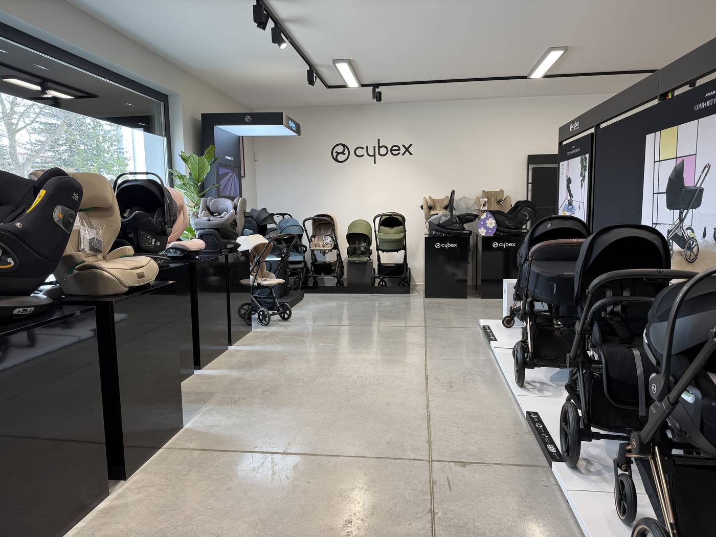Showroom BÍBÍK v Lounech, autosedačky po levé straně a kočárky po pravé